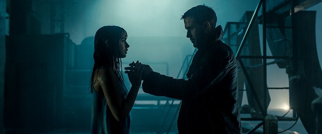 Szárnyas fejvadász 2049 - Filmfotók - Ana de Armas, Ryan Gosling