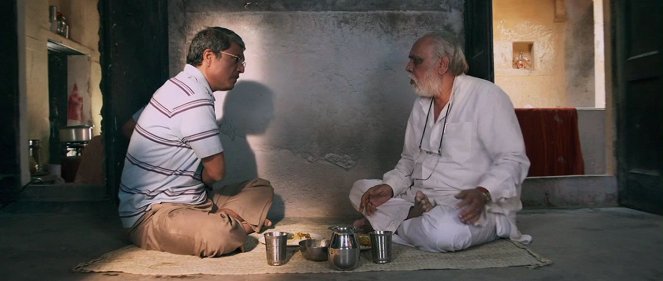 Mukti Bhawan - Kuvat elokuvasta - Adil Hussain, Lalit Behl