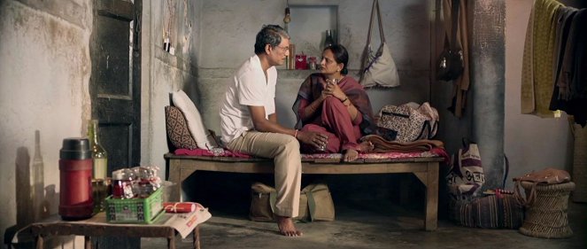 Mukti Bhawan - Z filmu - Adil Hussain, Geetanjali Kulkarni