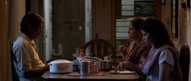 Mukti Bhawan - Z filmu - Adil Hussain, Geetanjali Kulkarni, Palomi Ghosh