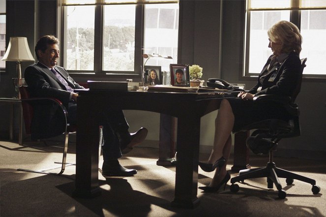 Criminal Minds - Season 3 - About Face - Photos - Joe Mantegna, Jayne Atkinson