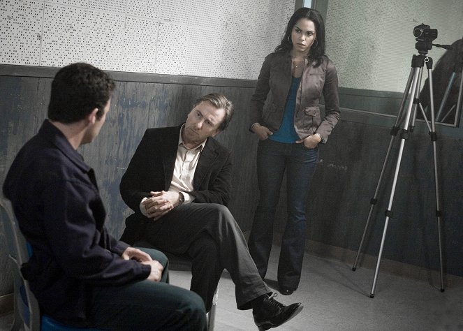 Lie to Me - Season 1 - Undercover - Photos - Tim Roth, Monica Raymund