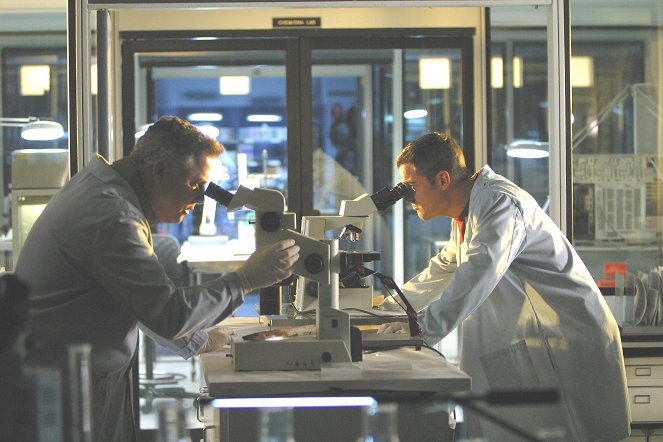 CSI: Crime Scene Investigation - Season 3 - Lucky Strike - Photos - William Petersen, George Eads