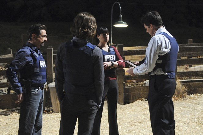 Criminal Minds - Season 4 - To Hell... And Back - Photos - Joe Mantegna, Paget Brewster, Thomas Gibson