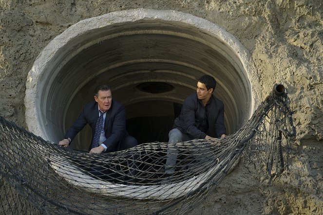 Scorpion - The Hole Truth - Photos - Robert Patrick, Elyes Gabel