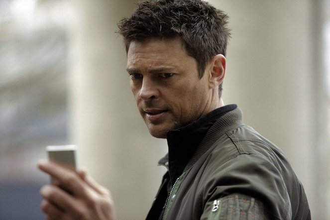 Almost Human - Simon Says - Van film - Karl Urban