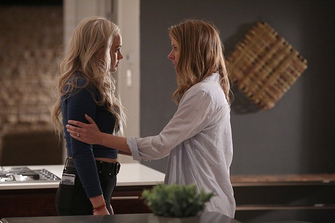 The Gifted - eXposed - Photos - Natalie Alyn Lind, Amy Acker