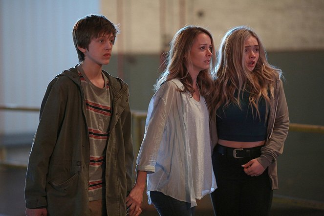 The Gifted - eXposed - Photos - Percy Hynes White, Amy Acker, Natalie Alyn Lind