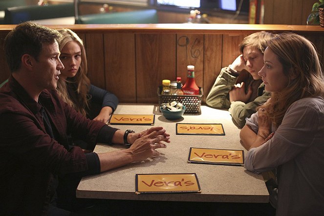 The Gifted - Season 1 - eXposed - Photos - Stephen Moyer, Natalie Alyn Lind, Percy Hynes White, Amy Acker