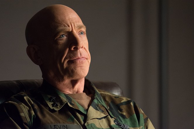 Renegades - Mission of Honor - Filmfotos - J.K. Simmons