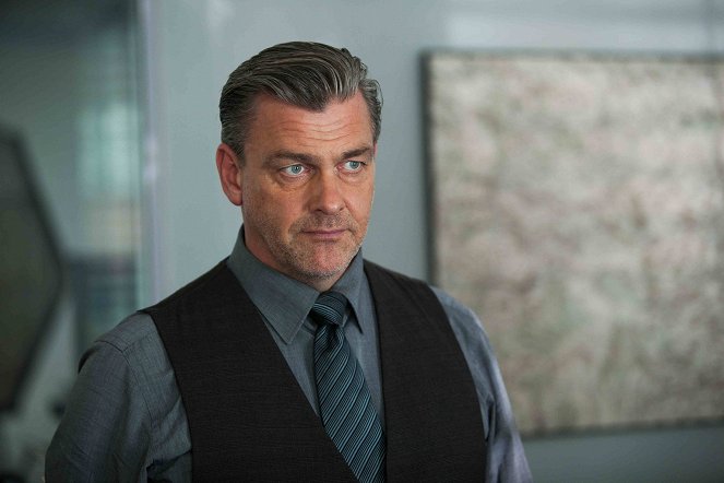 Crossing Lines - The Rescue - Photos - Ray Stevenson