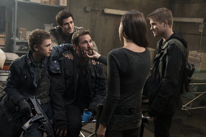 Falling Skies - Season 5 - Hunger Pains - Photos - Maxim Knight, Drew Roy, Noah Wyle, Connor Jessup