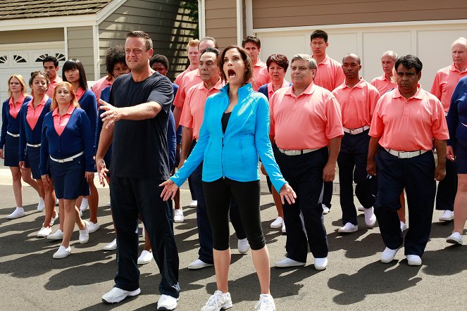 The Neighbors - Season 1 - Journey to the Center of the Mall - Photos - Lenny Venito, Jami Gertz