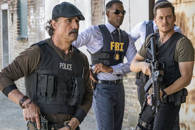 Chicago P.D. - Season 5 - The Thing About Heroes - Photos - Elias Koteas, Jesse Lee Soffer