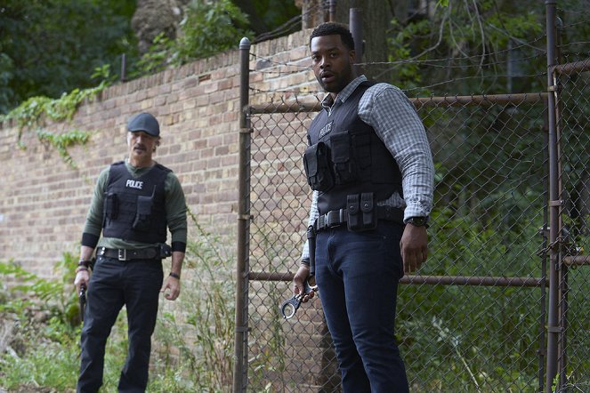 Chicago P.D. - The Thing About Heroes - Photos - Elias Koteas, Laroyce Hawkins