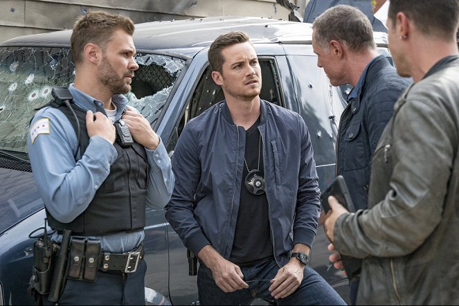 Chicago P.D. - The Thing About Heroes - Photos - Patrick John Flueger, Jesse Lee Soffer, Jason Beghe