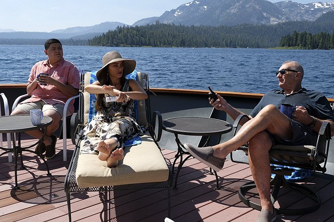 Modern Family - Season 9 - Lake Life - Photos - Rico Rodriguez, Sofía Vergara, Ed O'Neill