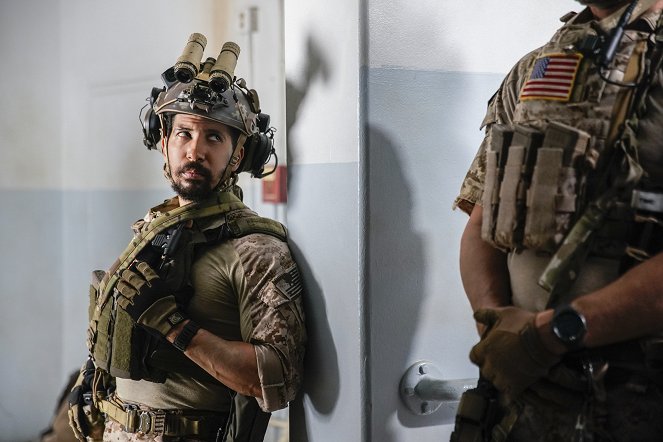 SEAL Team - Season 1 - Other Lives - Photos - Neil Brown Jr.