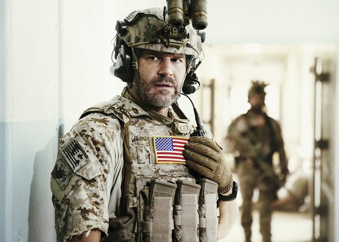SEAL Team - Season 1 - Other Lives - Photos - David Boreanaz