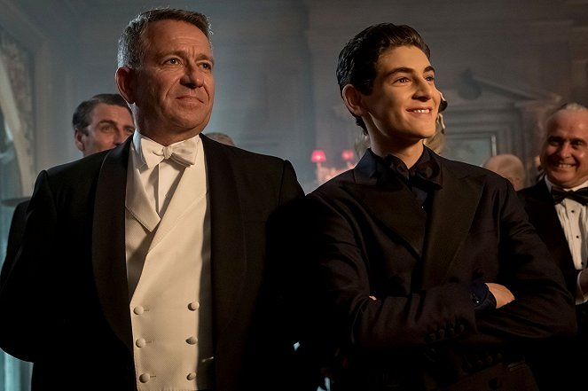Gotham - Une vie de milliardaire - Film - Sean Pertwee, David Mazouz