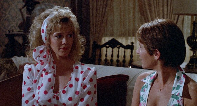 The 'Burbs - Photos - Wendy Schaal, Carrie Fisher