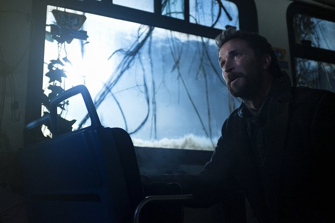 Falling Skies - Non-Essential Personnel - Photos - Noah Wyle