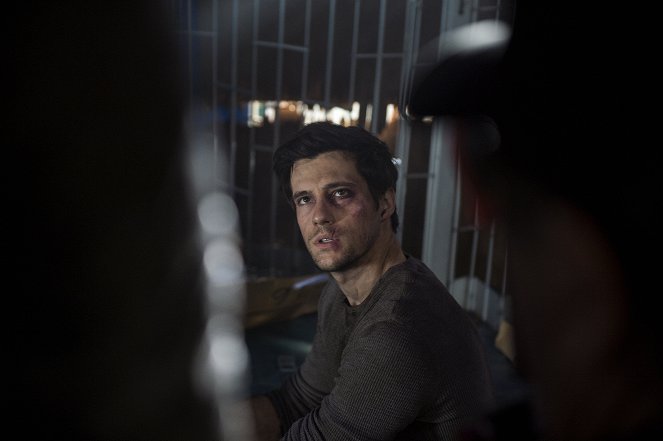 Falling Skies - Non-Essential Personnel - Photos - Drew Roy