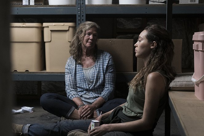 Fear the Walking Dead - Ez a föld a tiéd - Filmfotók - Linda Gehringer, Alycia Debnam-Carey