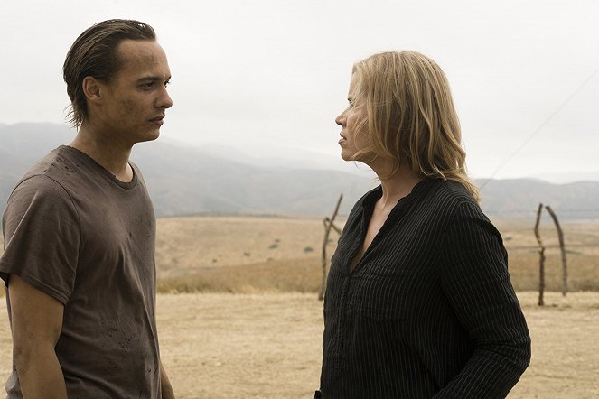 Fear the Walking Dead - This Land is Your Land - Photos - Frank Dillane, Kim Dickens
