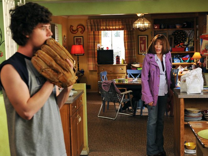 The Middle - The Paper Route - Photos - Charlie McDermott, Patricia Heaton