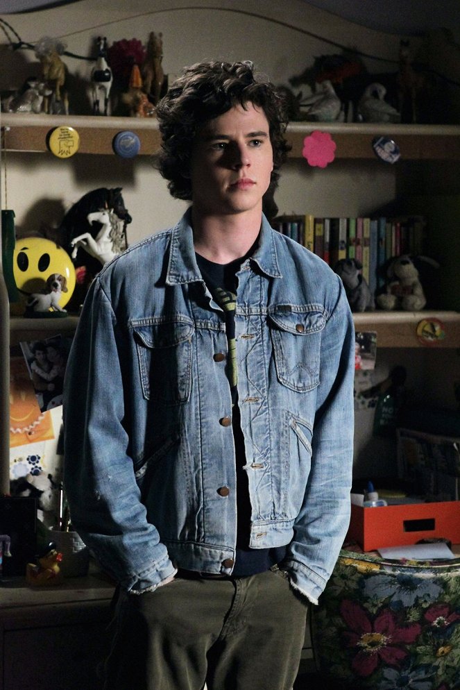 The Middle - The Telling - Photos - Charlie McDermott