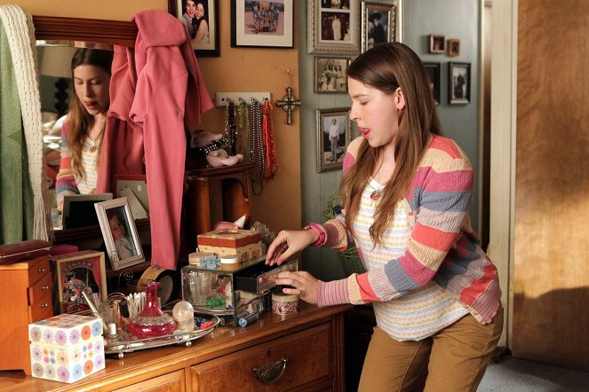 The Middle - The Telling - Photos - Eden Sher