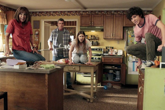 The Middle - Bunny Therapy - Photos - Patricia Heaton, Neil Flynn, Eden Sher, Charlie McDermott