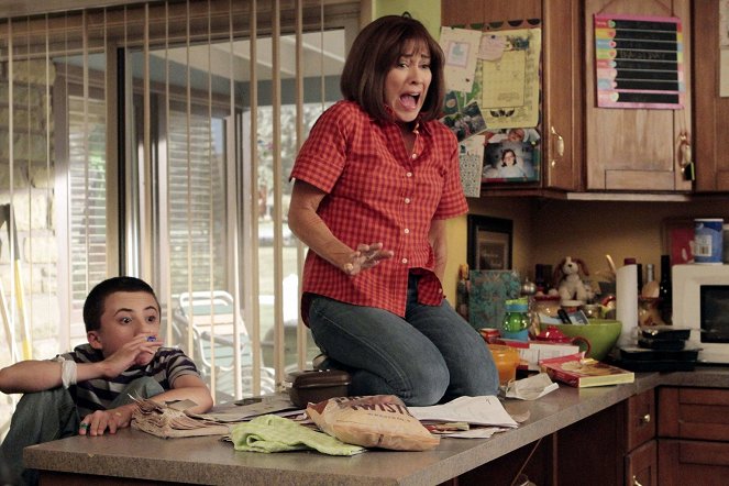 The Middle - Season 4 - Bunny Therapy - Photos - Atticus Shaffer, Patricia Heaton