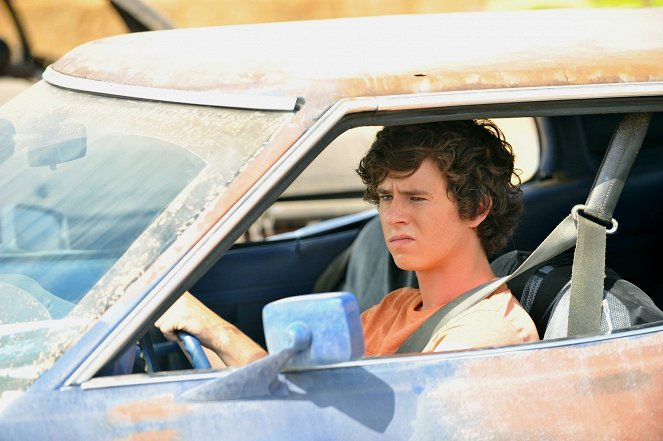 The Middle - Last Whiff of Summer: Part 1 - Photos - Charlie McDermott