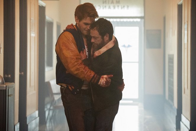 Riverdale - Chapter Fourteen: A Kiss Before Dying - Photos - K.J. Apa, Luke Perry