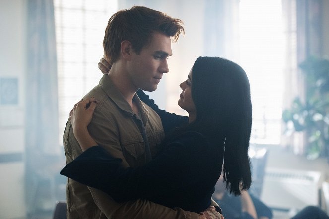 Riverdale - Chapter Fourteen: A Kiss Before Dying - Photos - K.J. Apa, Camila Mendes