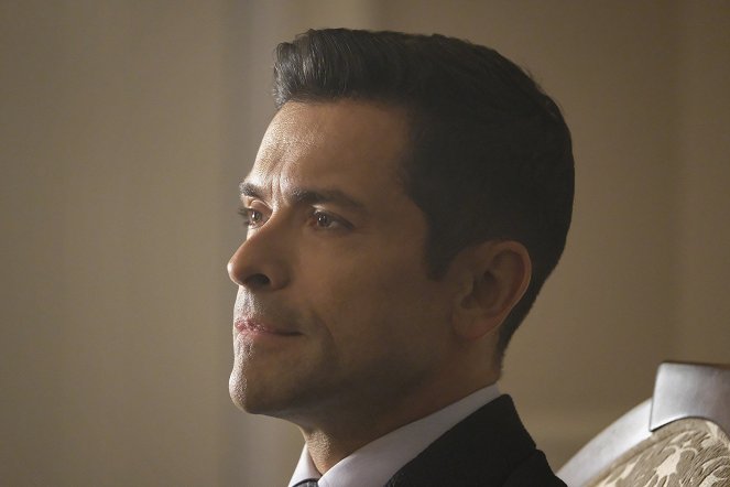 Riverdale - Chapter Fourteen: A Kiss Before Dying - Photos - Mark Consuelos
