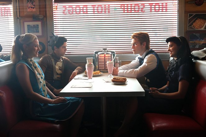 Riverdale - Chapter Fifteen: Nighthawks - Photos - Lili Reinhart, Cole Sprouse, K.J. Apa, Camila Mendes