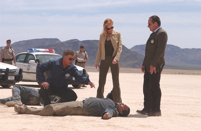 CSI: Crime Scene Investigation - Season 3 - Inside the Box - Photos - William Petersen, Marg Helgenberger, Paul Guilfoyle