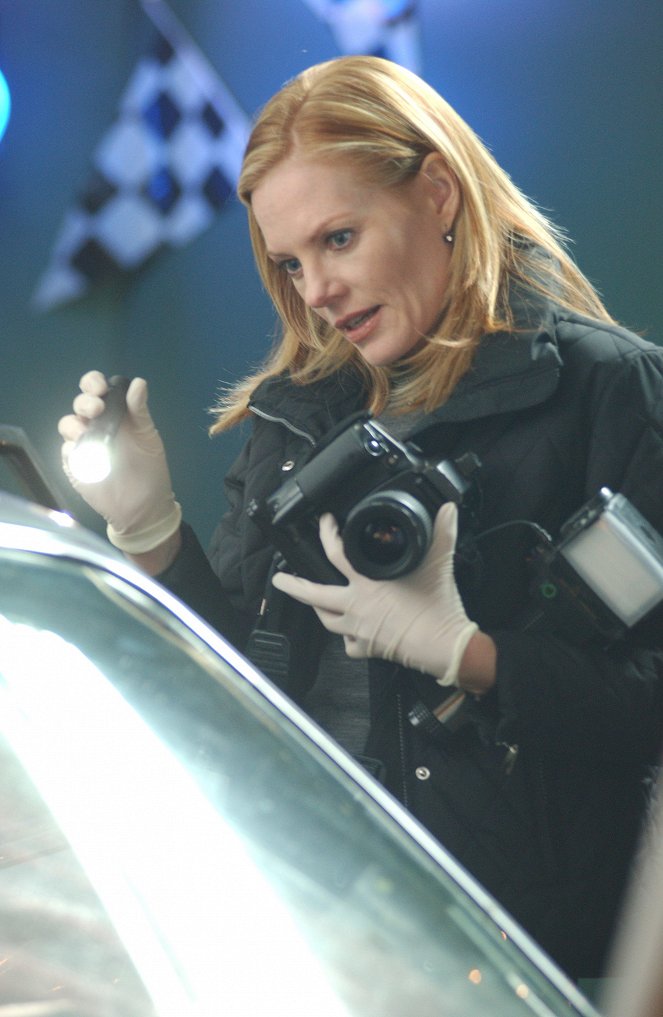 CSI: Crime Scene Investigation - Season 3 - Crash and Burn - Photos - Marg Helgenberger