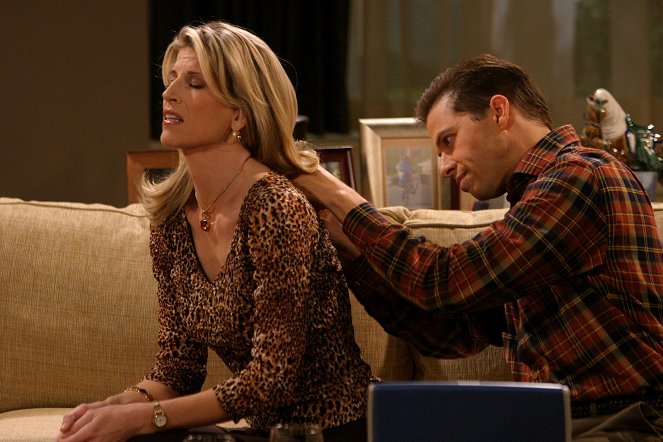 Two and a Half Men - The Last Thing You Want Is to Wind Up with a Hump - Van film - Christine Dunford, Jon Cryer