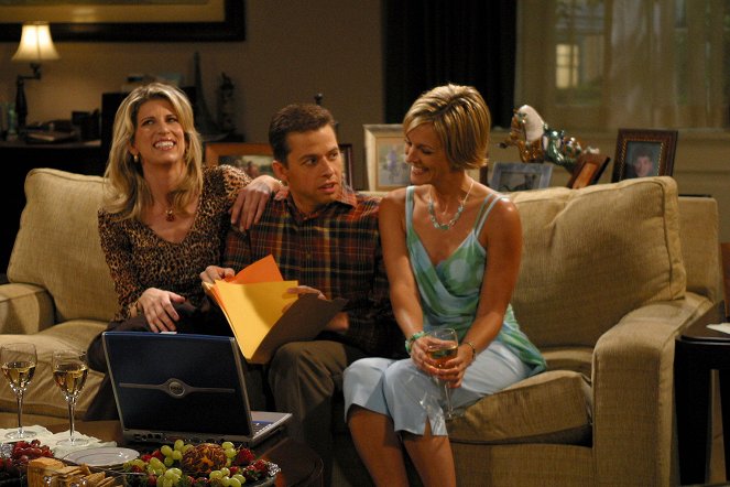 Two and a Half Men - Season 1 - The Last Thing You Want Is to Wind Up with a Hump - Photos - Christine Dunford, Jon Cryer, Tricia O'Kelley