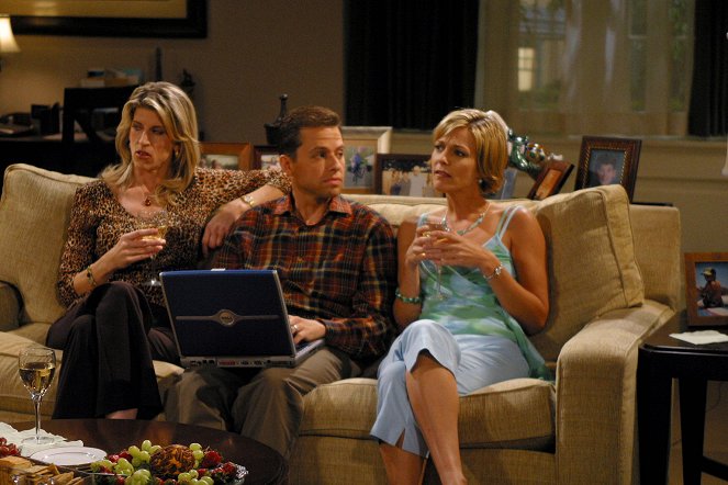 Two and a Half Men - Season 1 - The Last Thing You Want Is to Wind Up with a Hump - Photos - Christine Dunford, Jon Cryer, Tricia O'Kelley