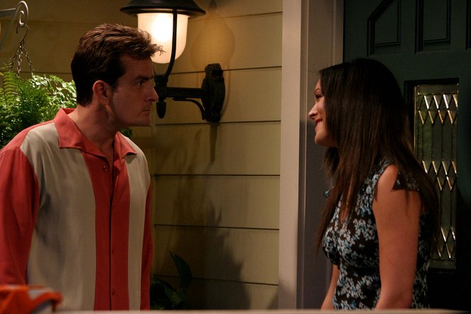 Two and a Half Men - The Last Thing You Want Is to Wind Up with a Hump - Photos - Charlie Sheen, Liz Vassey