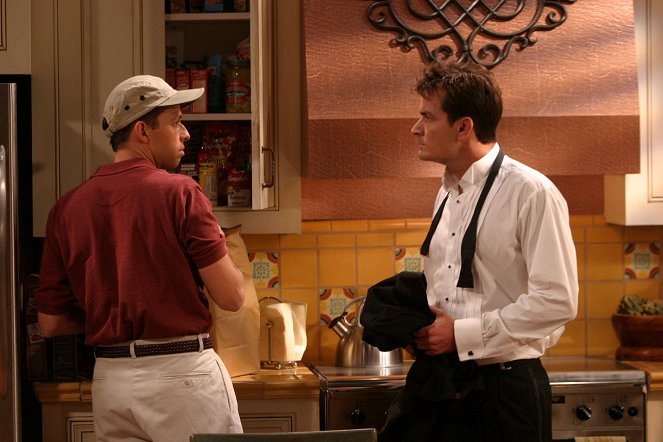 Two and a Half Men - Season 1 - The Last Thing You Want Is to Wind Up with a Hump - Photos - Jon Cryer, Charlie Sheen