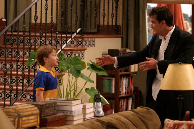 Two and a Half Men - Season 1 - The Last Thing You Want Is to Wind Up with a Hump - Photos - Angus T. Jones, Charlie Sheen