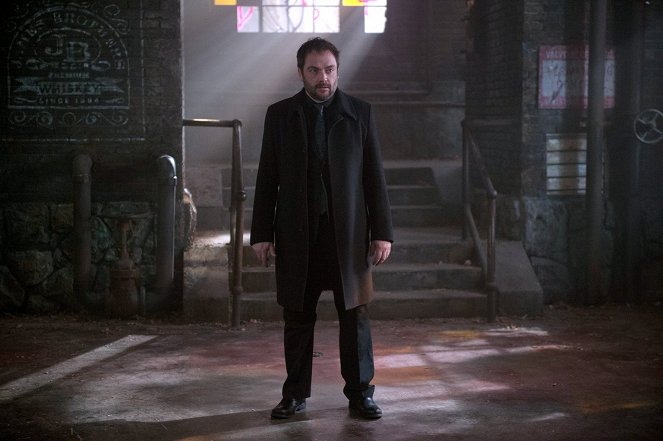 Supernatural - Season 11 - Out of the Darkness, Into the Fire - Photos - Mark Sheppard