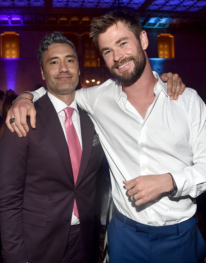 Thor: Ragnarok - Z akcií - The World Premiere of Marvel Studios' "Thor: Ragnarok" at the El Capitan Theatre on October 10, 2017 in Hollywood, California - Taika Waititi, Chris Hemsworth