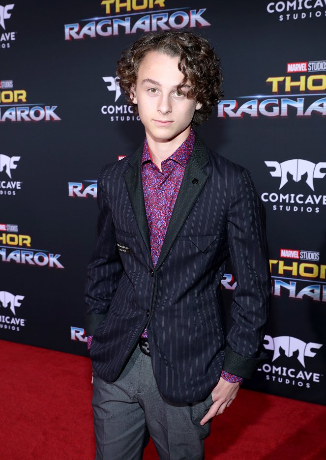 Thor: Ragnarok - Z akcií - The World Premiere of Marvel Studios' "Thor: Ragnarok" at the El Capitan Theatre on October 10, 2017 in Hollywood, California - Wyatt Oleff